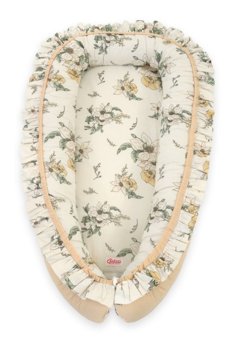 Kokon niemowlęcy kojec otulacz Premium z falbanką - Clematis on beige Kokon niemowlęcy kojec otulacz Premium z falbanką - Clematis on beige