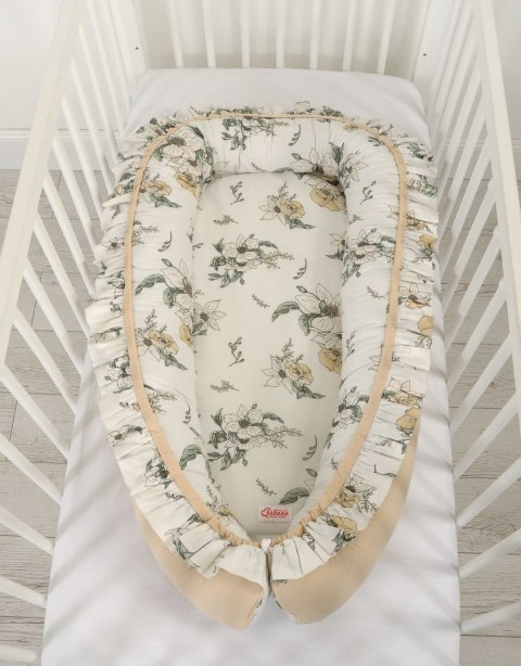 Kokon niemowlęcy kojec otulacz Premium z falbanką - Clematis on beige Kokon niemowlęcy kojec otulacz Premium z falbanką - Clematis on beige