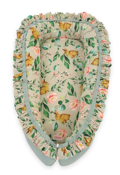 Kokon niemowlęcy kojec otulacz Premium z falbanką - Rabbit with flowers Kokon niemowlęcy kojec otulacz Premium z falbanką - Rabbit with flowers
