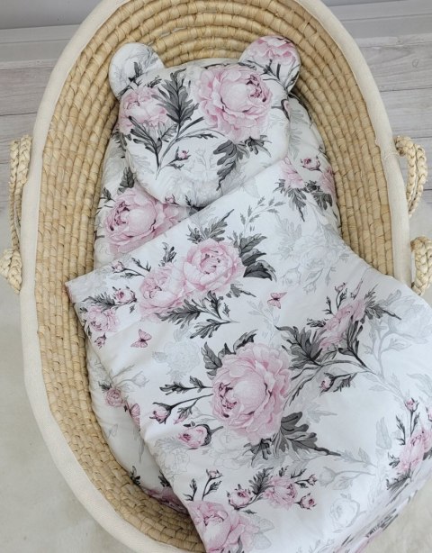Kołderka z wypełnieniem i poduszka profilowana Miś - zestaw 2cz. - Romantic peonies Kołderka z wypełnieniem i poduszka profilowana Miś - zestaw 2cz. - Romantic peonies